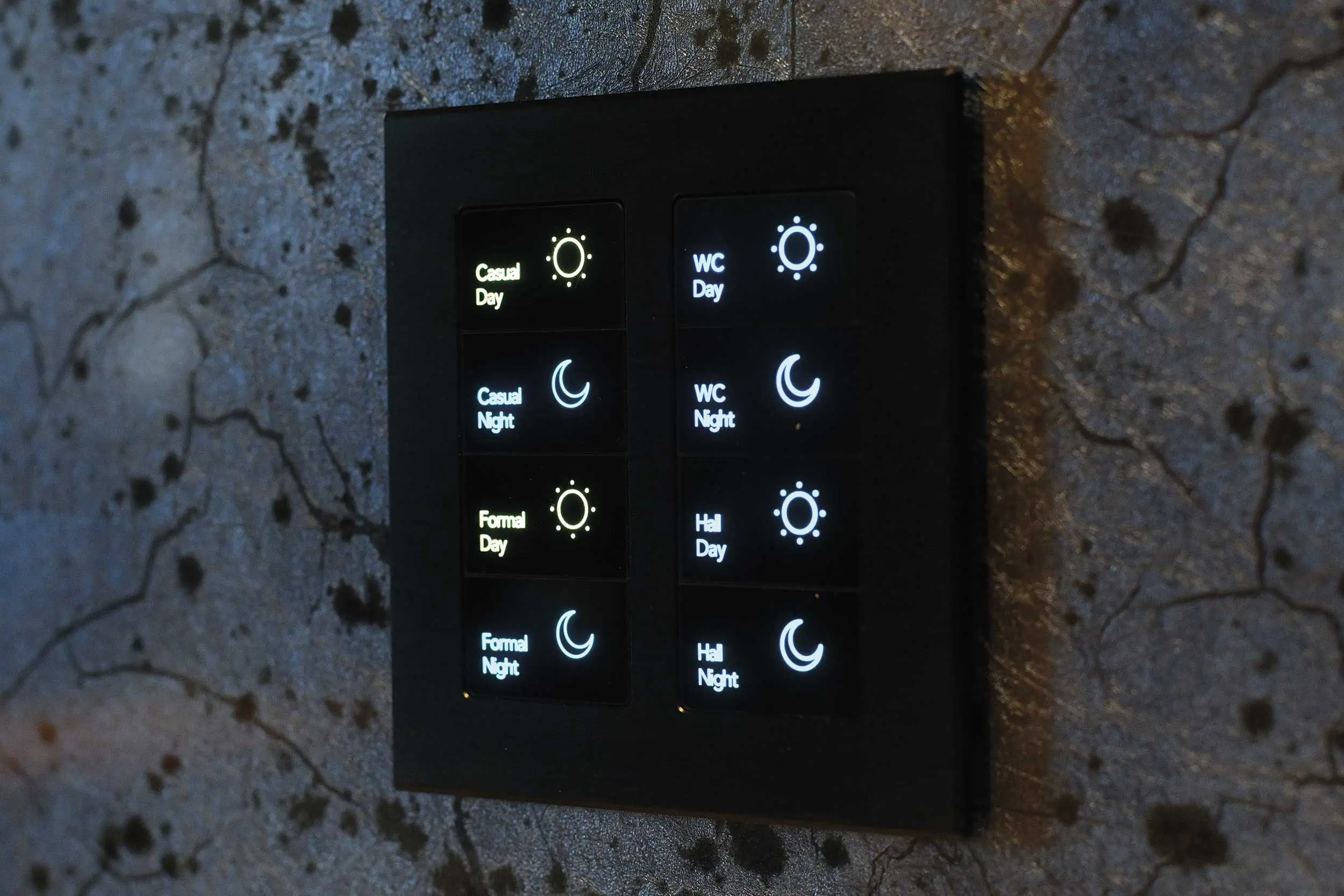 Black Nova’s ALBA glass lighting control wallplate
